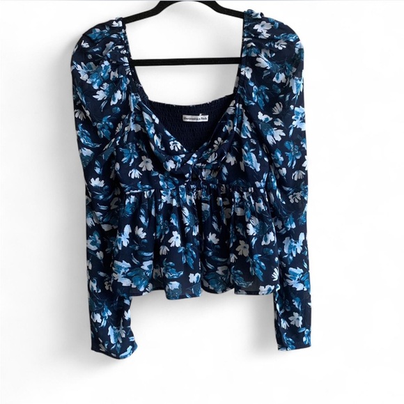 Floral Blue Abercrombie & Fitch Women's Top size Small! - Picture 1 of 5